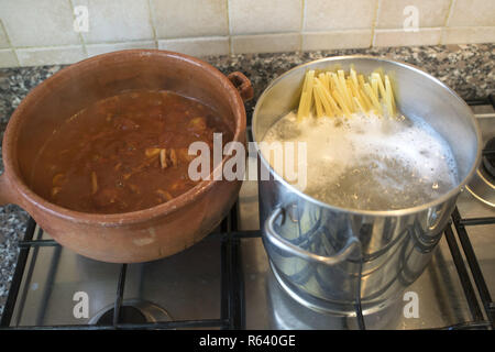 La cuisson de la sauce spaghetti avec des calmars Banque D'Images