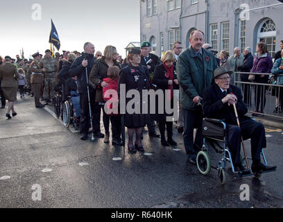 Les vieux soldats et les civils se rassemblent dans le village de Rottingdean le jour du Souvenir Banque D'Images