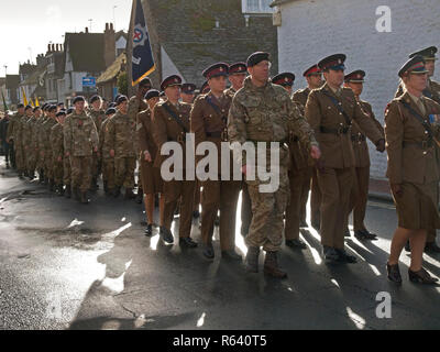 Soldats marchant à travers le village de Rottingdean le Jour du Souvenir Banque D'Images