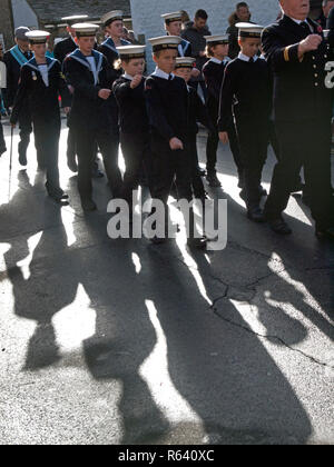 Une brigade de cadets de la marche à travers le village de Rottingdean le Jour du Souvenir Banque D'Images