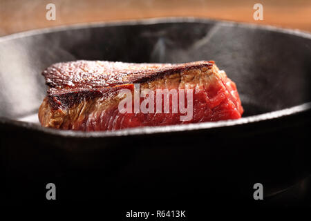 Steak de bœuf juteux sur pan poêle en fonte Banque D'Images