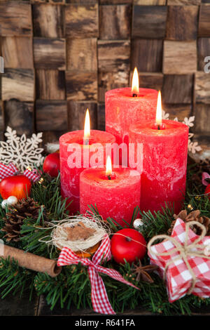 Couronne de Noël avec des bougies rouges Banque D'Images