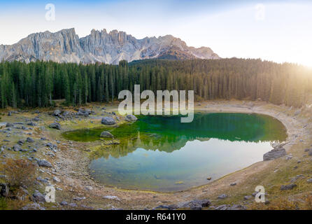 Karersee ou Lago di Carezza, est un lac avec des montagnes de l'arrière-plan sur le groupe de Latemar dans les Dolomites au Tyrol, Italie Banque D'Images