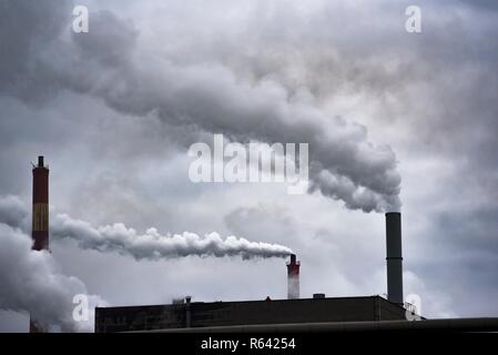 Usine de cheminée de fumée polluant l'environnement et l'air. Banque D'Images