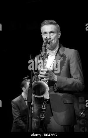 Dave O'Higgins jouer saxophone ténor avec Darius Brubeck Quartet, Jazz 2017 Brecon Banque D'Images