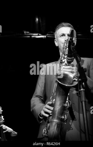 Dave O'Higgins jouer saxophone ténor avec Darius Brubeck Quartet, Jazz 2017 Brecon Banque D'Images