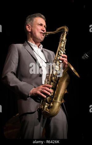 Dave O'Higgins jouer saxophone ténor avec Darius Brubeck Quartet, Jazz 2017 Brecon Banque D'Images