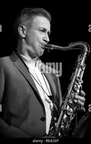 Dave O'Higgins jouer saxophone ténor avec Darius Brubeck Quartet, Jazz 2017 Brecon Banque D'Images