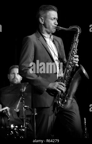 Dave O'Higgins jouer saxophone ténor avec Darius Brubeck Quartet, Jazz 2017 Brecon Banque D'Images