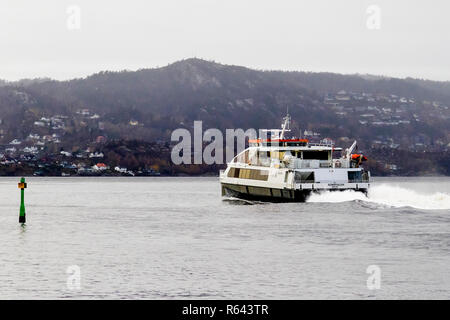 Admiralen catamaran à passagers à grande vitesse au départ du port de Bergen, Norvège, sur un jour brumeux et pluvieux. Banque D'Images