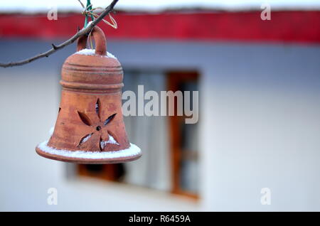 La lampe d'argile suspendu à une corde recouverte de neige après les chutes de neige fraîche à Kufri, Shimla, Himachal Pradesh. Banque D'Images