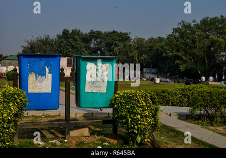 Le gouvernement de New Delhi a installé beaucoup de vert et bleu poubelles dans toute la ville, cette une dans Central Park. Banque D'Images