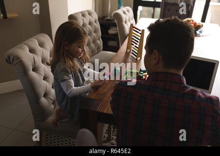 Père jouant avec sa fille dans la salle de séjour Banque D'Images