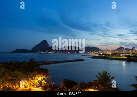 Belle vue panoramique sur la ville de Rio de Janeiro avec le pain de sucre au crépuscule. Banque D'Images