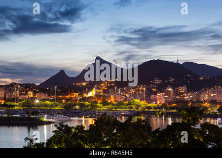 Belle vue panoramique sur la ville de Rio de Janeiro, corcovado avec au crépuscule. Banque D'Images