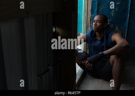 Male boxer club de boxe en relaxant Banque D'Images