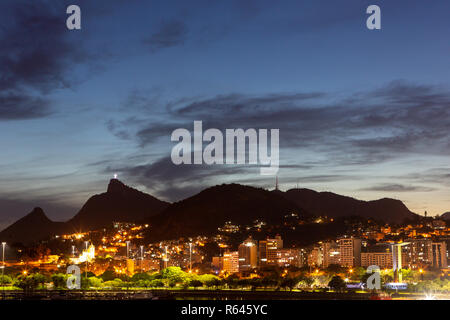 Belle vue panoramique sur la ville de Rio de Janeiro, corcovado avec au crépuscule. Banque D'Images