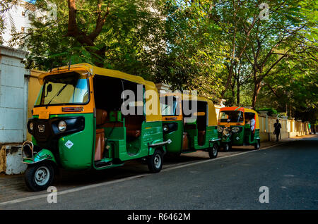 Trois rickshaws auto garée sur le côté de la route en attente pour les navetteurs à Delhi, vers 2018. Banque D'Images