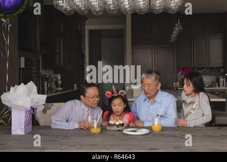 Les grands-parents de célébrer leurs petites-filles anniversaire Banque D'Images