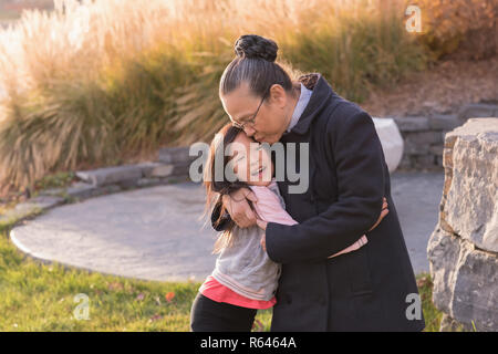 Grand-mère et l'autre granddaughter hugging Banque D'Images