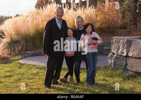 Les grands-parents et les petites-filles looking at camera Banque D'Images