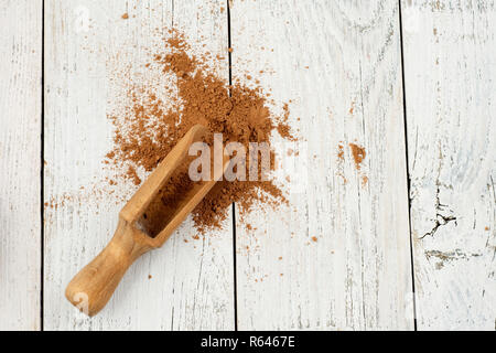 Composition de cacao Poudre de cacao sur le vieux fond de bois avec un espace pour un texte Banque D'Images