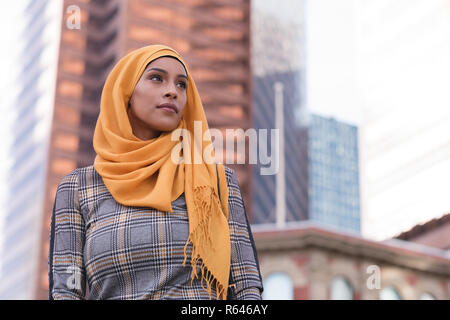 Woman walking in city Banque D'Images