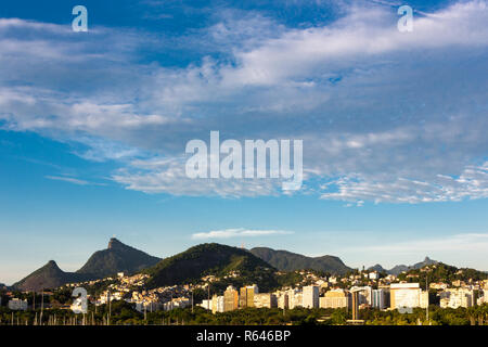 Belle vue panoramique sur la ville de Rio de Janeiro, corcovado avec, à l'aube. Banque D'Images