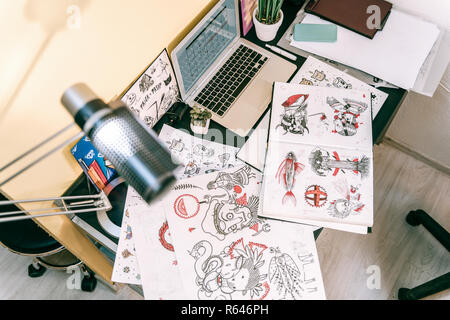 Dessins en noir et blanc avec éléments rouge posé sur la table Banque D'Images