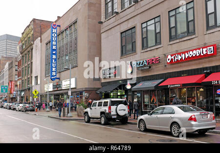 Entreprises le long d'Euclid Avenue au centre-ville de Cleveland, Ohio, USA. Banque D'Images