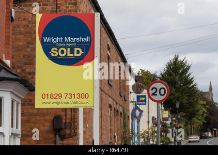 Vendu enseigne à l'extérieur de la propriété maison en Angleterre - Huntingdon, Cheshire, Royaume-Uni Banque D'Images