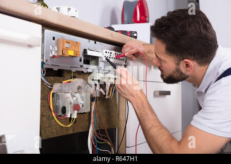 L'examen de Technicien mâle lave-vaisselle Banque D'Images