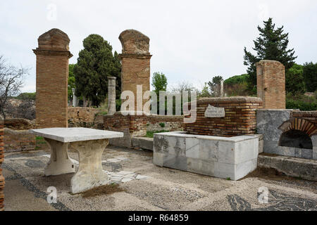 Rome. L'Italie. Ostia Antica. Taberna di Pescivendoli (poissonniers shop), 3e siècle. Regio IV - Insula V - Taberne dei Pescivendoli (IV,V,1) Banque D'Images