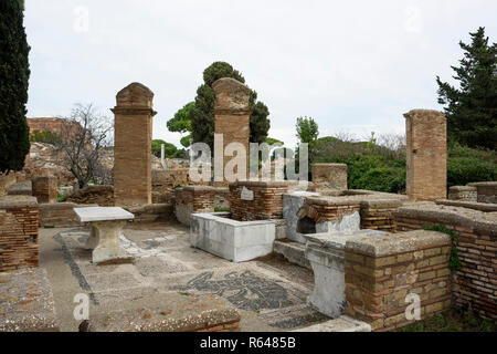 Rome. L'Italie. Ostia Antica. Taberna di Pescivendoli (poissonniers shop), 3e siècle. Regio IV - Insula V - Taberne dei Pescivendoli (IV,V,1) Banque D'Images