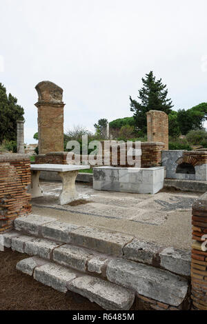 Rome. L'Italie. Ostia Antica. Taberna di Pescivendoli (poissonniers shop), 3e siècle. Regio IV - Insula V - Taberne dei Pescivendoli (IV,V,1) Banque D'Images