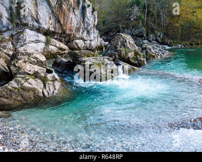 Clair comme de l'aigue-marine eaux de la Dobra mountain river dans les Asturies, dans le Nord de l'Espagne Banque D'Images