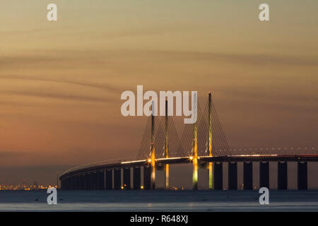 Le pont sur l'Oresund entre Copenhague au Danemark et Malmo en Suède dans le coucher du soleil. Copenhague en arrière-plan Banque D'Images