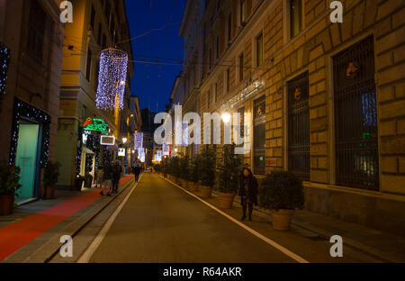 Gênes (Genova), l'Italie, le 27 novembre 2018 - illuminations de Noël dans les rues du centre de Gênes par nuit, Italie Banque D'Images