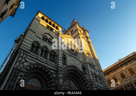 La Cathédrale Saint Laurent, (Cattedrale di San Lorenzo) au coucher du soleil à Gênes (Genova), Italie Banque D'Images