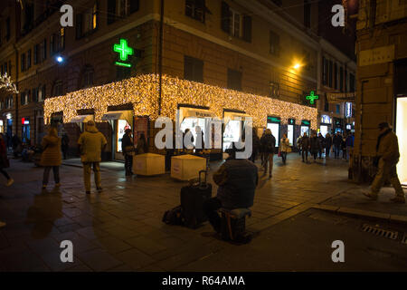 Gênes (Genova), l'Italie, le 24 novembre 2018 - illuminations de Noël dans les rues du centre de Gênes par nuit, Italie Banque D'Images