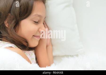 Portrait of cute little girl sleeping in bed Banque D'Images