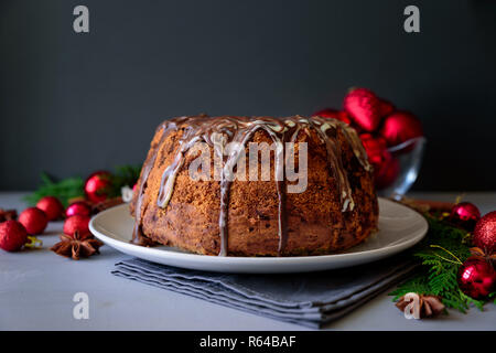 Gâteau de Noël avec glaçage au chocolat sur fond de bois gris. Décorations de concept. Vue d'en haut. Mise à plat. Copy space Banque D'Images