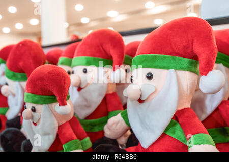 C'est décembre, le temps de Noël - Joyeux portrait de poupée marionnette jouets du Père Noël Banque D'Images