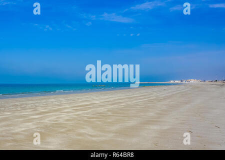 Dubai plage pittoresque avec vue Ciel Bleu Horizon et du Village de contexte Banque D'Images