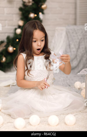 Fille enfant rend le papier flocons pour la décoration de Noël Banque D'Images