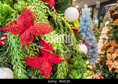 C'est décembre, le temps de Noël - Close up of red butterfly décoratifs ornements d'arbre de Noël Banque D'Images