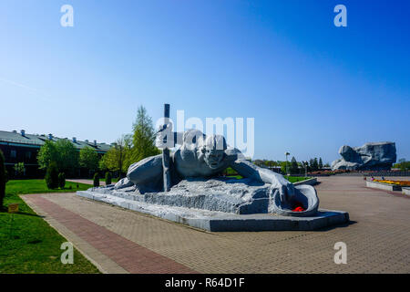 Héros de la forteresse de Brest Monument complexe Voin je Znamya soldat pose de Kalachnikov Banque D'Images