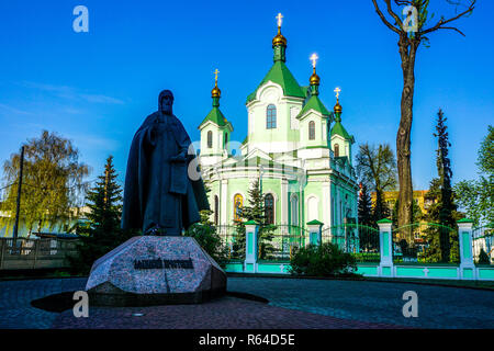 Brest Saint Simeon Saint Athanase Cathédrale avec Brestskiy Statue et nettoyer le fond de ciel bleu Banque D'Images