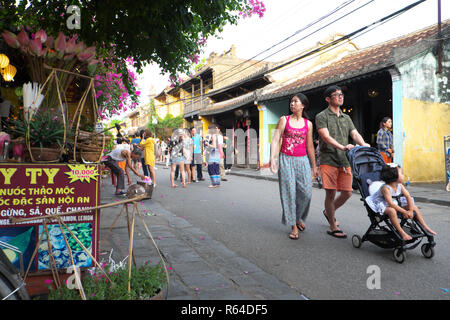 Hoi An Vietnam - touristes asiatiques se promener dans la vieille ville de Hoi An en août 2018 Banque D'Images