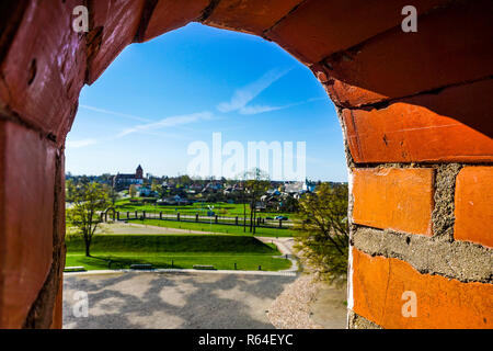 Ensemble du château de Mir floue vue Paysage urbain pittoresque de fenêtre Banque D'Images
